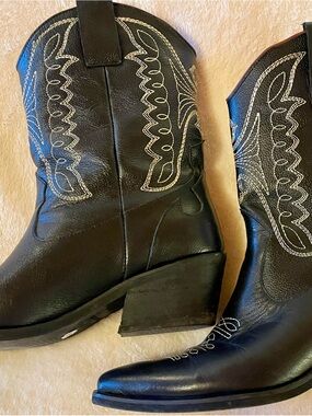 Black Women’s Western Boots with White Stitching